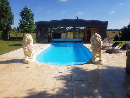 Villa de 5 chambres avec piscine privee sauna et jardin clos a Bernay