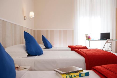 Des Artistes Budget Rooms - image 12