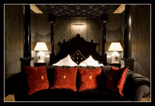 1 king bed, 1 sofa bed