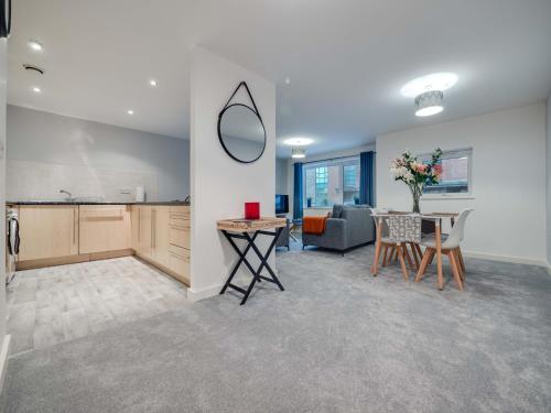 Pass the Keys Spacious Manchester Apartment with Parking, Manchester (photo 2)