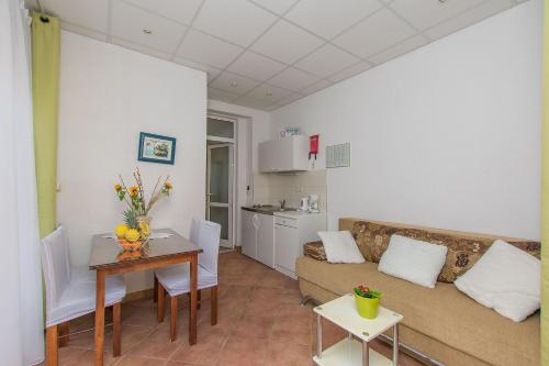 One-Bedroom Apartment with Terrace image 2