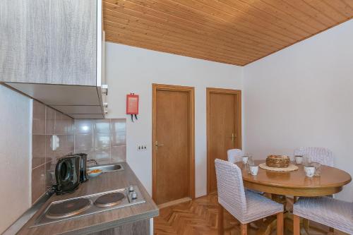 One-Bedroom Apartment with Sea View image 3