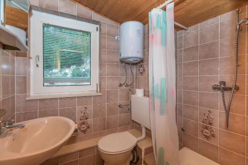 One-Bedroom Apartment with Sea View image 6