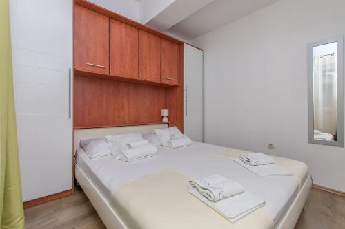 One-Bedroom Apartment with Terrace image 5