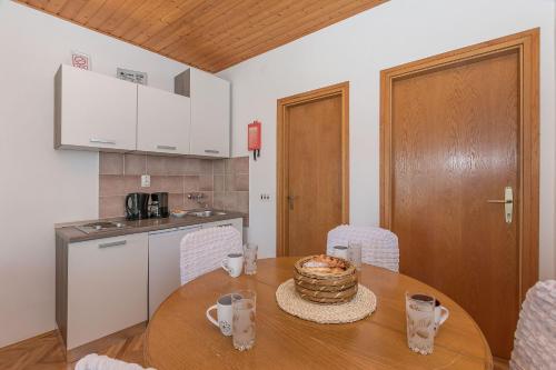One-Bedroom Apartment with Sea View image 4