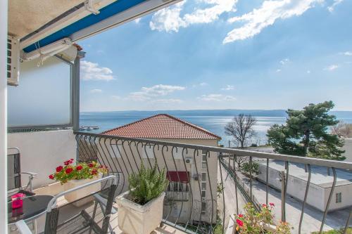 One-Bedroom Apartment with Balcony image 2