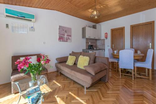 One-Bedroom Apartment with Sea View image 2