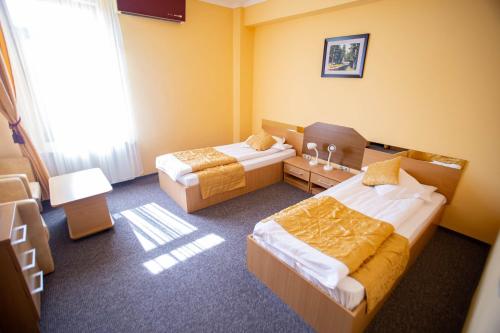 2 twin beds