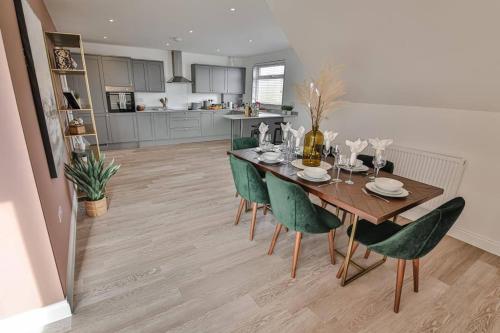 BOURNECOAST - Stylish Flat with BALCONY - SEA VIEWS - 10 MIN WALK TO BEACH - PARKING - WIFI - FM8407 near Southbourne Beach