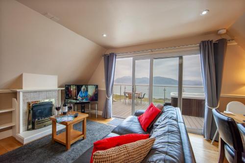 Loch Linnhe Waterfront Lodges with Hot Tubs 3