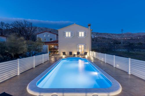 Villa Arbareto with heated swimming pool