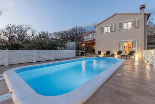 Villa Arbareto with heated swimming pool