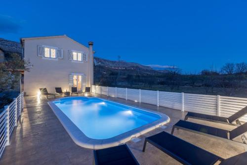 Villa Arbareto with heated swimming pool