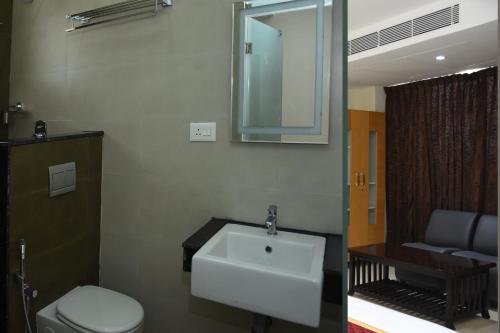 Bathroom, Masa mahal and lodge in Sivaganga