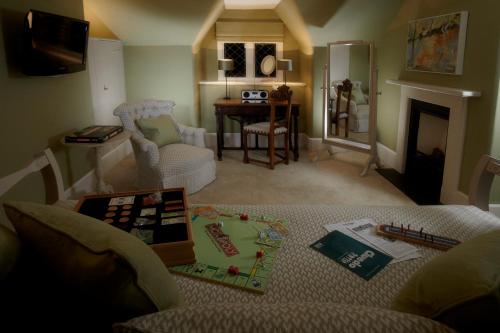 2 queen beds, 2 twin beds, 1 sofa bed
