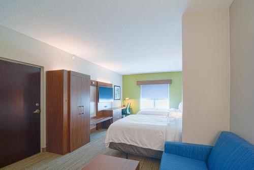 2 queen beds, 1 sofa bed