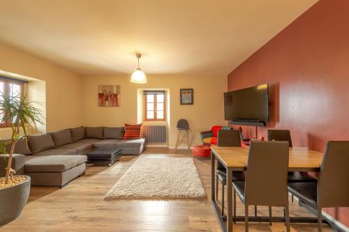 Spacious apartment with two terraces and private parking - Apartment - Lathuile