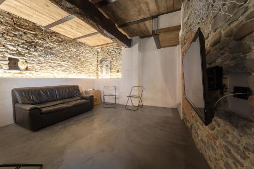 Koplietošanas atpūtas telpa ar TV, Le Case di Angelina - Langhe Loft & Suites in Farigliano