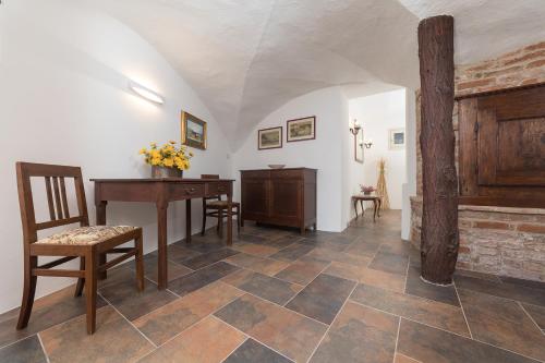 Koplietošanas atpūtas telpa ar TV, Le Case di Angelina - Langhe Loft & Suites in Farigliano