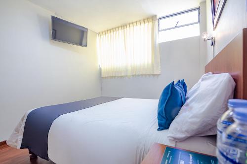 Standard Double Room image 5