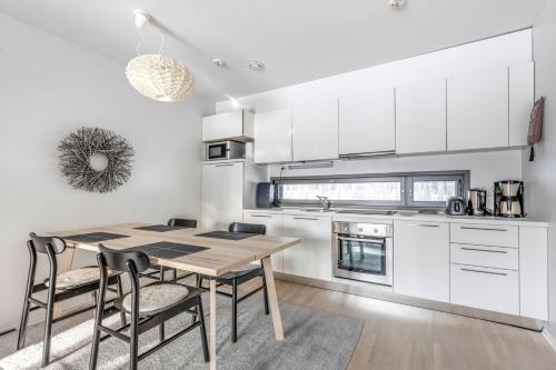 virtuve, Holiday Apartments Suomu Chalet 14 A & B in Tonkopuro