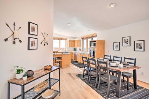 Casa al Reves Pueblo-Style House with Views! in Santa Fe, USA