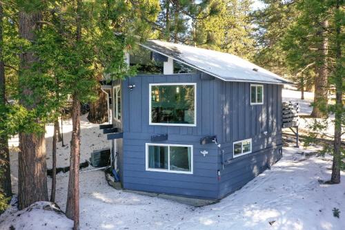 Chic Running Springs Forest Cabin with Deck! - Running Springs