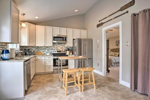 Urbanna Cottage with Private Yard and Water Views in West Irvington, USA