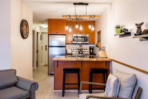 Two-Bedroom Apartment room in 1BR plus Den in Marketplace Lodge Village Location Mountain Views Complex Hot Tub