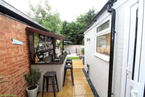 ผับ/เลาจน์, The Villas - Modern Comfort, 15 mins to Silverstone and Milton Keynes - Free parking, Prime, Netflix in บักกิ้งแฮม