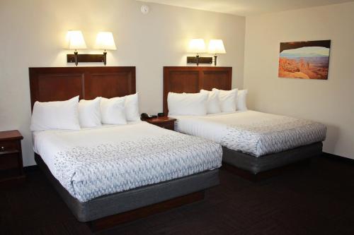 Queen Room with Two Queen Beds image 4