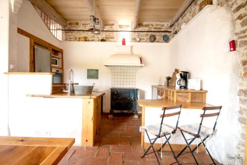 virtuve, Maison charmante à Faugères avec vue sur la montagne (Maison charmante a Faugeres avec vue sur la montagne) in Faugeres