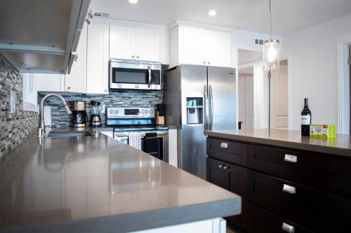 Location! Beachfront Condo With Ocean Views 2 in Huntington Beach, USA