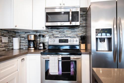 Location! Beachfront Condo With Ocean Views 2 in Huntington Beach, USA