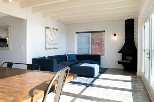 Location! Beachfront Condo With Ocean Views 2 in Huntington Beach, USA