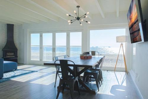Location! Beachfront Condo With Ocean Views 2 in Huntington Beach, USA