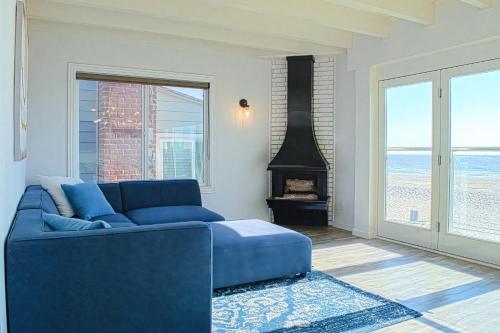 Location! Beachfront Condo With Ocean Views 2 in Huntington Beach, USA
