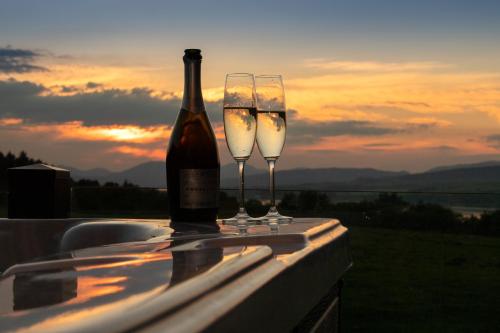 Super King Lodge-Sleeps 2-HotTub-Sea View