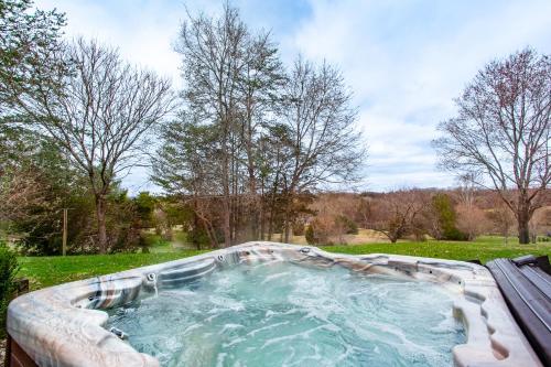 Sunny Ridge - Hot Tub, Gym, Jacuzzi Tub, Game Room in Pigeon Forge, USA