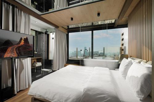 Executive Suite with Balcony and City View