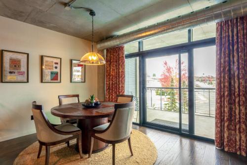 Cozy Boho Bellerive Condo on the Spokane River