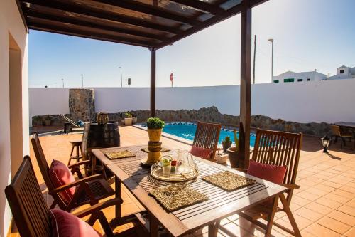 beranda/teres, Eslanzarote Acoruma House, Super Wifi, Heated Pool in Guime