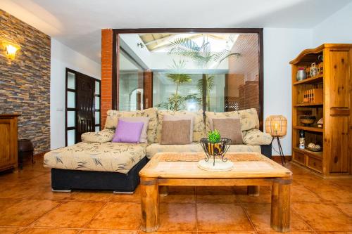 Lobi, Eslanzarote Acoruma House, Super Wifi, Heated Pool in Guime