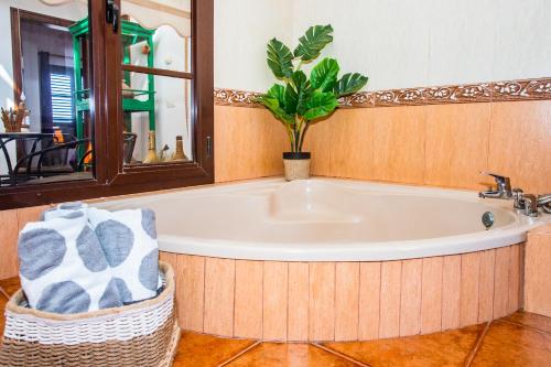 Eslanzarote Acoruma House, Super Wifi, Heated Pool