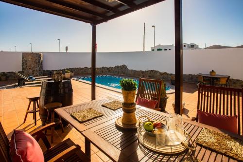 beranda/teres, Eslanzarote Acoruma House, Super Wifi, Heated Pool in Guime
