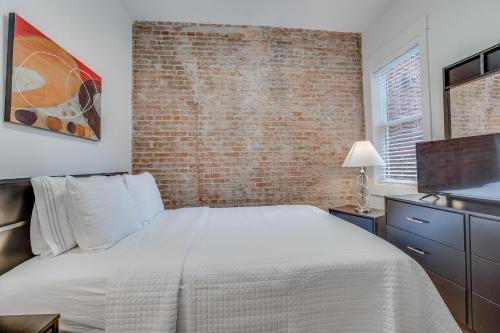 Central Belmont 30 Day Stays - image 2