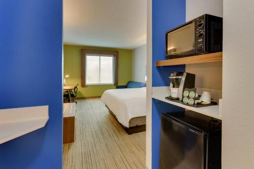 Holiday Inn Express & Suites Waxahachie, an IHG Hotel