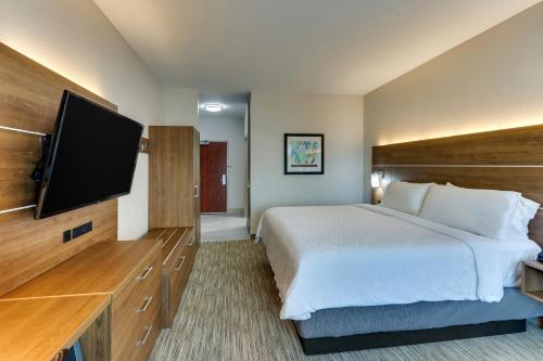 Holiday Inn Express & Suites Waxahachie, an IHG Hotel