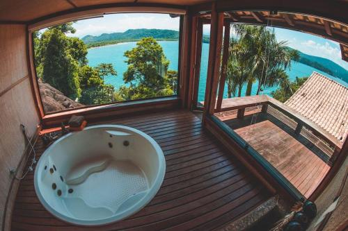 Hot tub, Casa de Vidro com piscina - costeira Paraty Mirim in Paraty Mirim