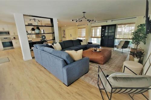 Remodeled 4BR Pool Home / Golf View/Near Beaches thumb 3